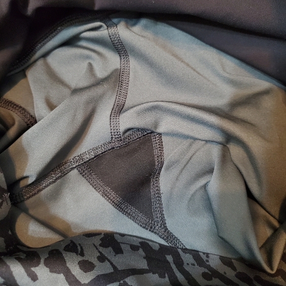 Lululemon Hot To Street Crop leggings. Grey and black patterns. 21 1/2". Size 8. - Picture 10 of 15